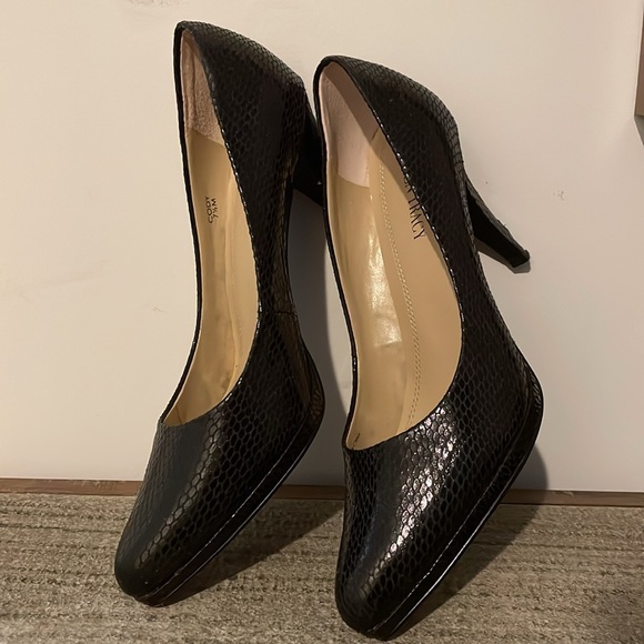 Ellen Tracy high Heels Size 7.5 Black Textured Leather - Picture 1 of 12